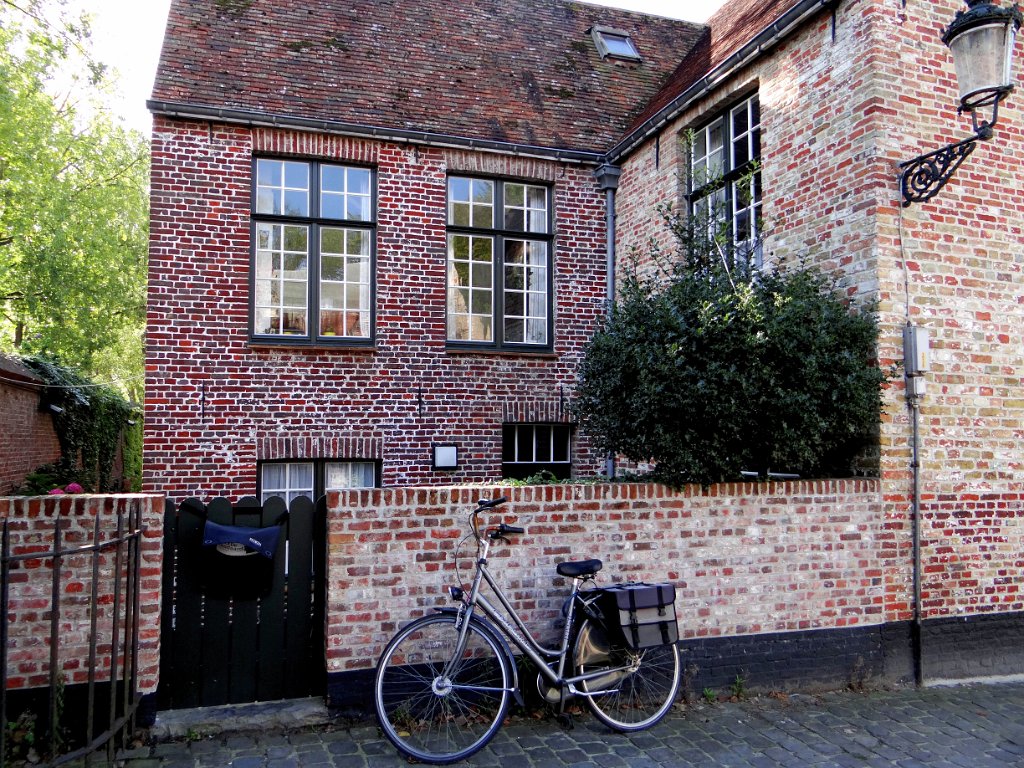 24 Brugge - Il Begijnhof.JPG